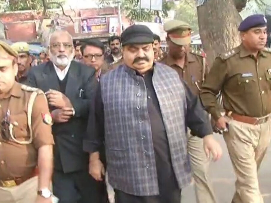 2012 मध्ये अतिकच्या भीतीमुळे, 10 न्यायाधीशांनी त्याच्या खटल्याच्या सुनावणीपासून स्वतःला दूर केले. 2018 मध्ये अतिक अहमदवर लखनऊमधील एका रिअल इस्टेट व्यावसायिकाला देवरिया तुरुंगात नेऊन मारहाण केल्याचा आरोप होता. यूपीच्या तुरुंगात असतानाही अतिक तुरुंगातूनच आपला गुन्हेगारी व्यवसाय चालवत होता. अतिक अहमदवर कारवाई करण्यासाठी त्याला गुजरातमधील साबरमती कारागृहात हलवण्यात आले.