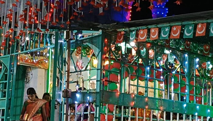 पाच पीर बाबा म्हणून ओळखला जाणारा हा दर्गाह हिंदू-मुस्लीम ऐक्याचे प्रतिक मानले जाते. 