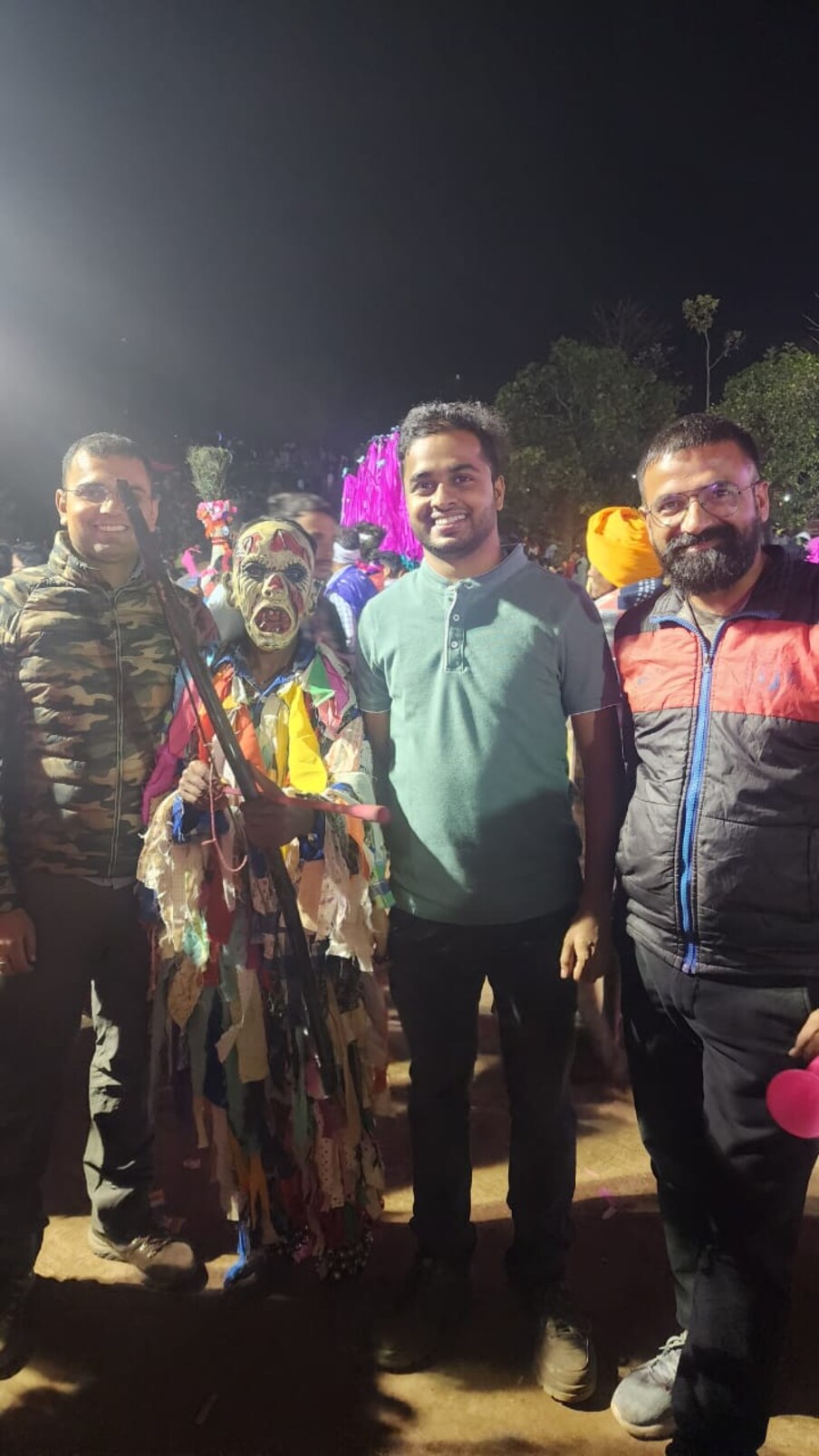 होळी साजरी करताना आदिवासी संकृतीत पुरुष महिला असा भेदाभेद नाही. गरीब - श्रीमंत अशी आडकाठी तर मुळीच नसते.