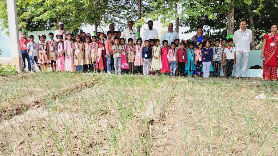 शालेय विद्यार्थ्यांना सर्वांगिण शिक्षण देण्याची गरज असते. ग्रामीण भागातील बहुतांश मुले ही शेतकरी कुटुंबातील असतात. त्यामुळे त्यांना शाळेतच आधुनिक शेतीचे धडे मिळावेत यासाठी प्रयत्न केले जातात. 