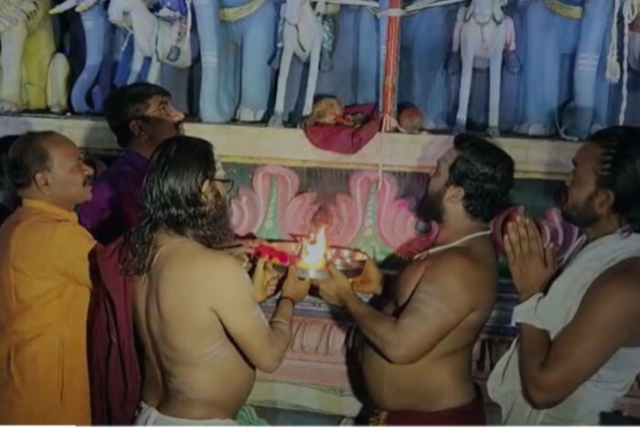 तुळजाभवानी देवीच्या मंदिरात आज पहाटे गुढी उभारून आरती करण्यात आली. 