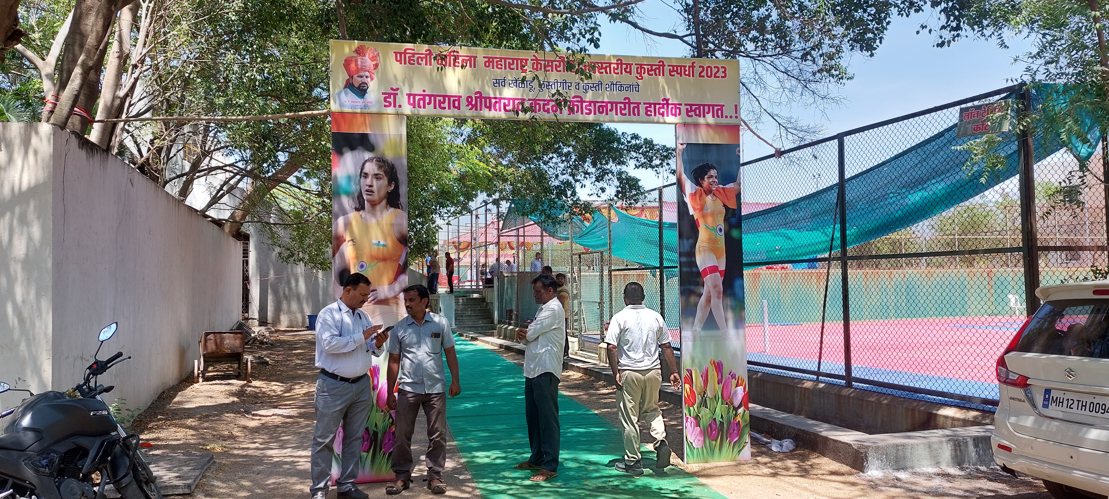 महाराष्ट्राच्या लाल मातीतील खेळ म्हणजे कुस्ती होय. महाराष्ट्रातील पुरुष मल्लांप्रमाणेच महिला कुस्तीपटूही आंतरराष्ट्रीय पातळीवर चमकत आहेत.