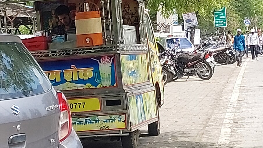लाखो रुपये खर्चून शहराचे सुशोभिकरण केले. मात्र, प्रशासनाच्या दूर्लक्षामुळे त्याचे विद्रुपीकरण होत असल्याने नागरिकांतून नाराजी व्यक्त होत आहे. 