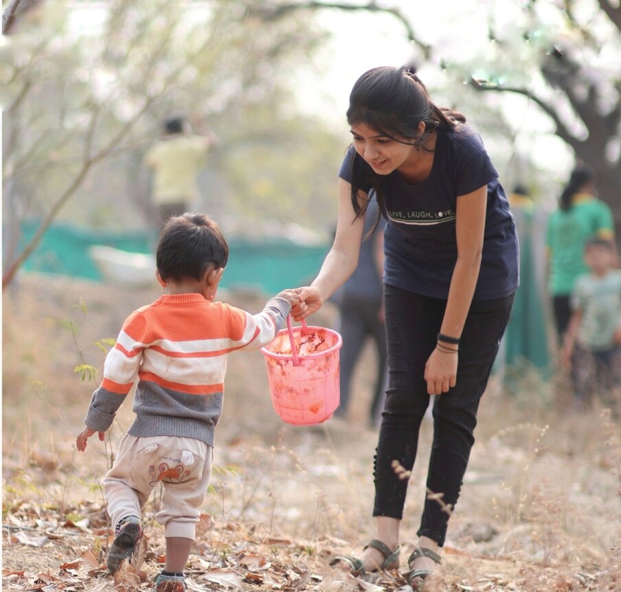  पर्यावरण पूरक रंगोत्सव सोहळ्यात एक चिमुकला सहभागी झाला होता. यावेळी त्यानेही झाडांना रंग दिला.