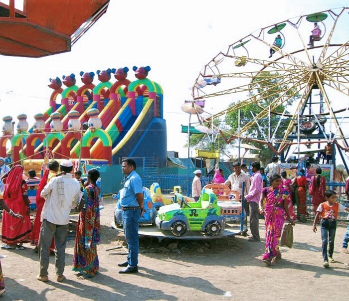 यात्रेमध्ये लहान मुलांची खेळणी, विविध प्रकारचे करमणूक करणारे प्रकार, मोठे रहाट पाळणे आले होते. 