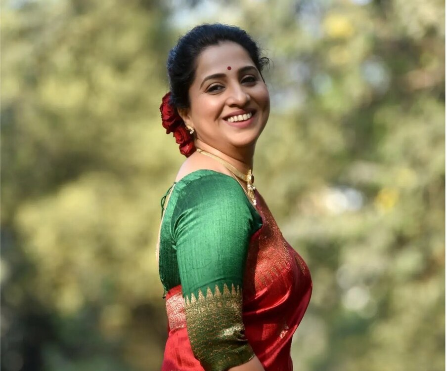 मधुराणीनं तिचे हे फोटो इन्स्टाग्रामवर शेअर केले आहेत. हे फोटो आई कुठे काय करतेच्या सेटवरचे दिसत आहे. 