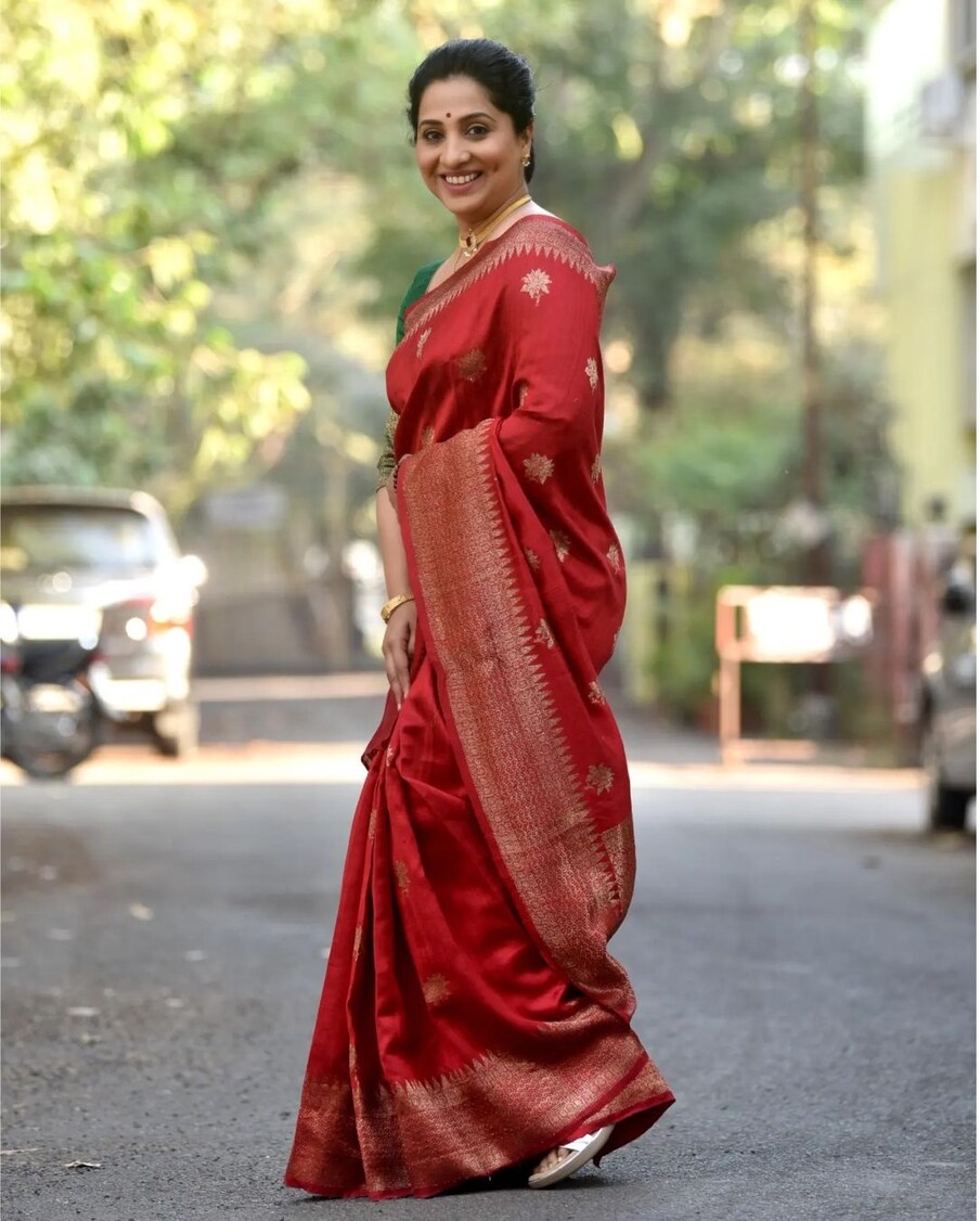 मधुराणीनं तिचे हे फोटो इन्स्टाग्रामवर शेअर केले आहेत. हे फोटो आई कुठे काय करतेच्या सेटवरचे दिसत आहे. चाहत्यांनी देखील मधुराणीला गुढीपाडव्याच्या शुभेच्छा दिल्या आहेत. 