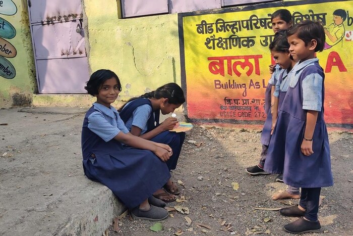 त्यामुळे या शाळांमध्ये विद्यार्थ्यांसाठी सातत्याने नवनवीन उपक्रम राबविले जातात. 