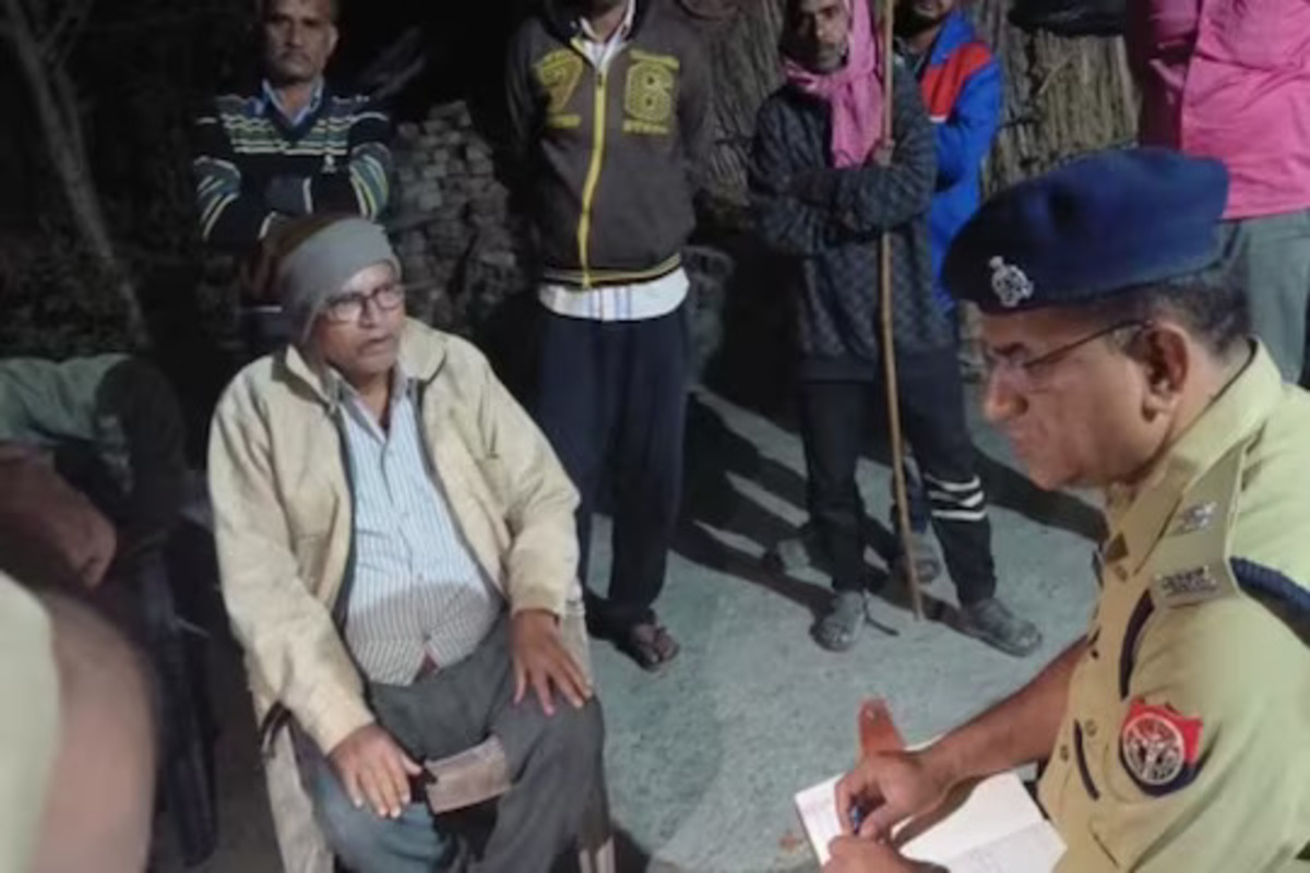 घटनास्थळी आलेले पोलीस अधिकारी.