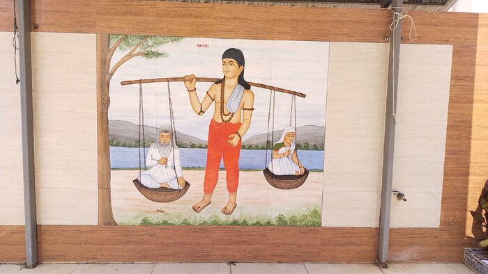येथील भिंतीवर वेगवेगळे पौराणिक प्रसंग दाखवले आहेत.
