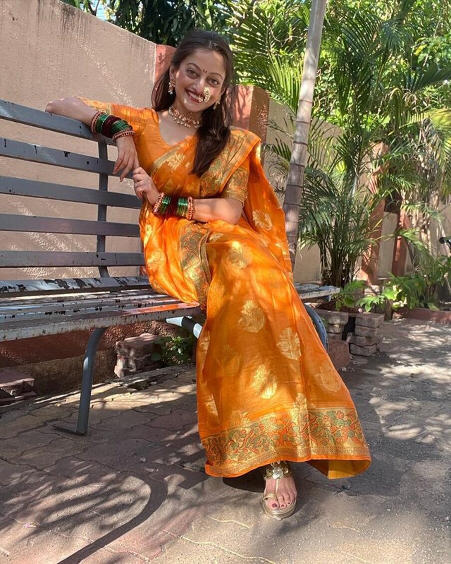 [object Object], साडीतील सुंदर फोटो शेअर करत मानसीनं सुंदर विचार शेअर केला आहे.