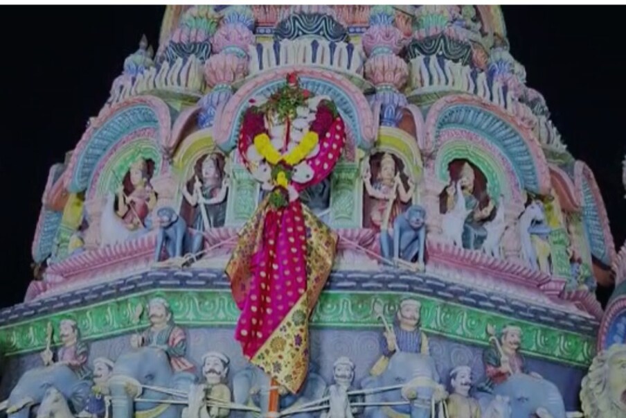 आज गुढीपाडवा हिंदू धर्मातील वर्षाचा पहिला दिवस, गुढीपाडवा सर्वत्र उत्साहात साजरा होत आहे. महाराष्ट्राची कुलस्वामिनी आई तुळजाभवानी मातेच्या मंदिरात गुढी उभारण्यात आली आहे. 