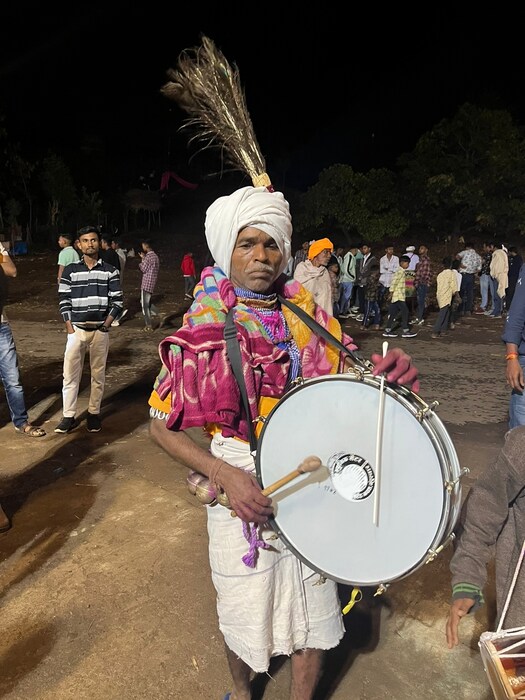 आदिवासी बांधवांनी पारंपारिक पोषाखात आणि वाद्य वाजवत होळीचा आनंद साजरा केला. 