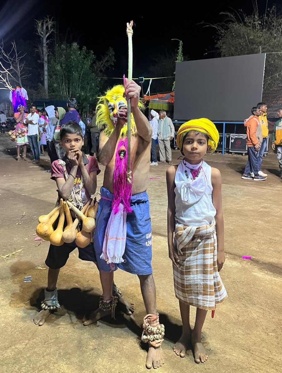 सातपुड्यातील डोंगर रागांमधील काठीची राजवाडी होळीचा मोठा उत्साह असतो. आदिवासी बांधव ही होळी पारंपारिक पद्धतीनं साजरी करतात.