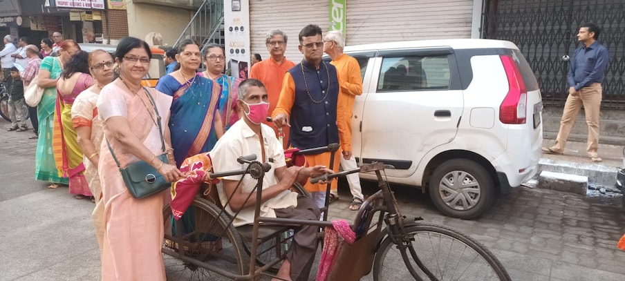 डोंबिवलीची ओळख असलेल्या या परंपरेत सहभागी होण्यात दिव्यांग नागरिकही आघाडीवर होते.