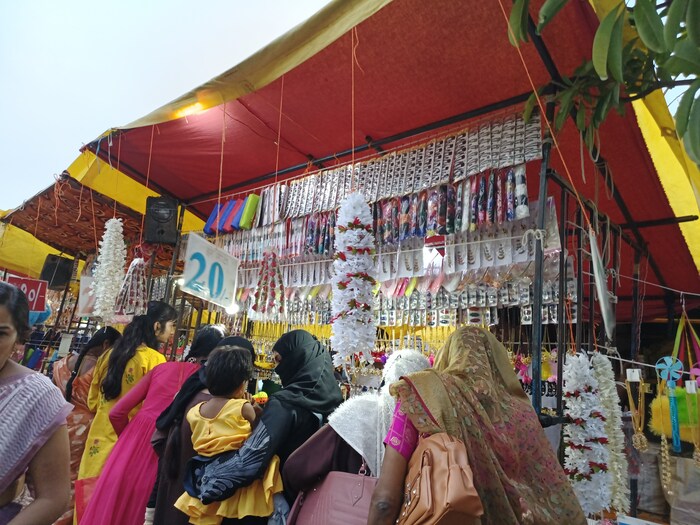 उरुसात लागलेल्या सौंदर्य प्रसाधनांच्या स्टॉल भोवती महिला, मुलांनी गर्दी केली होती.