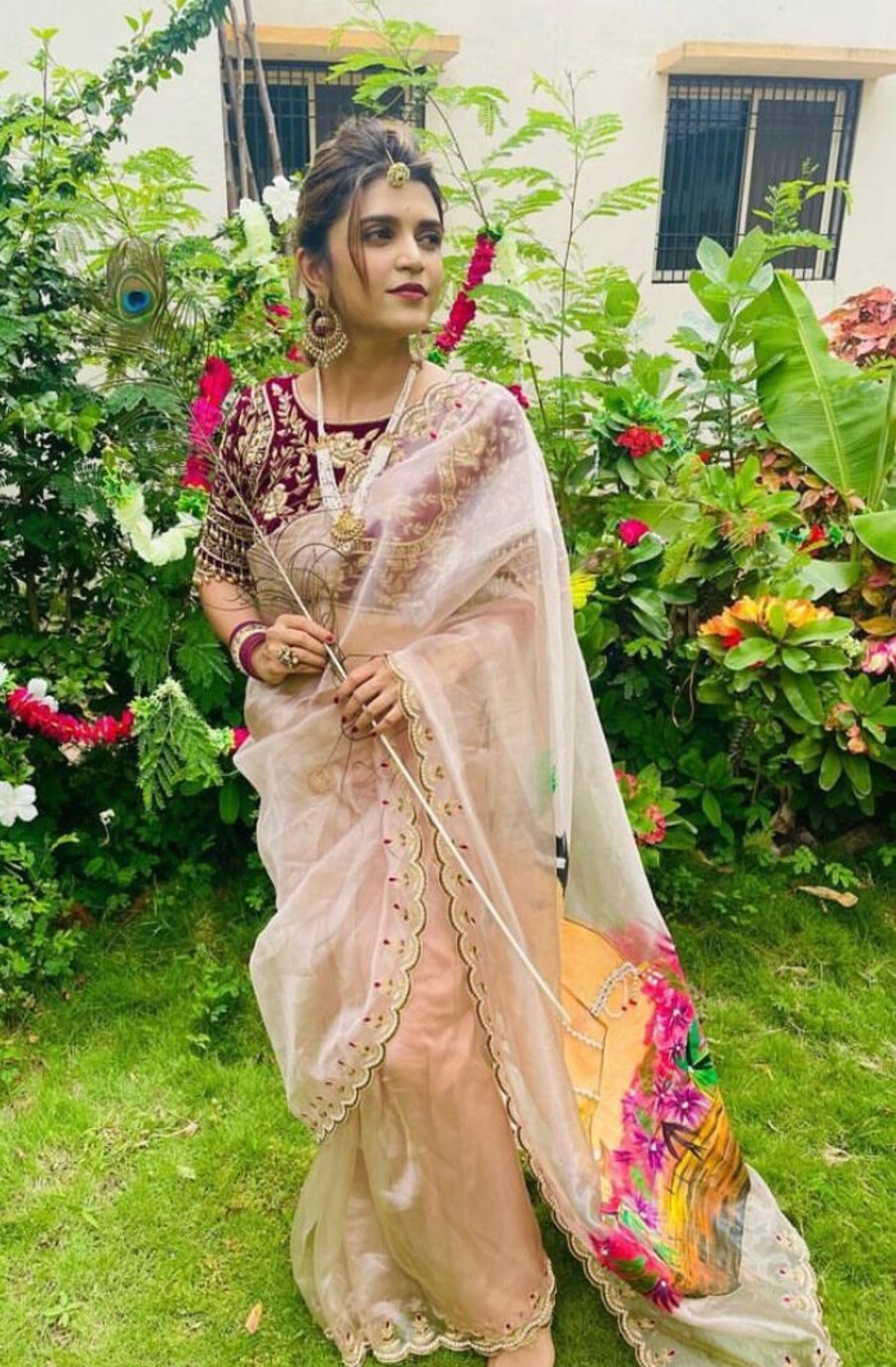 महिलांना कलाकुसरची कला अवगत असेल तर त्यांच्या कलेला व्यासपीठ उपलब्ध करून देण्यासाठी पुढाकार घेणार असल्याचं रेवतीनं सांगितलं.