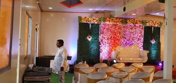 या मोबाईल मंगल कार्यालयात लग्न समारंभ, नामकरण सोहळा, हळदी कुंकू कार्यक्रम, वाढदिवस असे कौटुंबिक कार्यक्रम करता येतात. 
