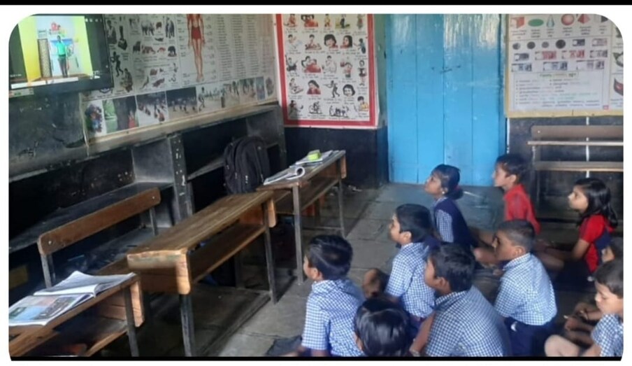 बाहेर खेळण्याच्या वयात मुले घरात बंदिस्त झाली. मुलांमध्ये शारीरिक व मानसिक समस्या निर्माण होण्याची शक्यता होती.