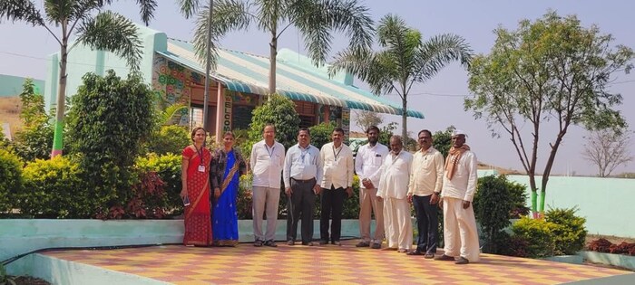 महाराष्ट्रातील काही आदर्श शाळांनी हा उपक्रम चांगल्या पद्धतीने राबविला असून त्याचा विद्यार्थ्यांना दुहेरी फायदा होत आहे. यासाठी पालकांचेही सहकार्य मिळत आहे.