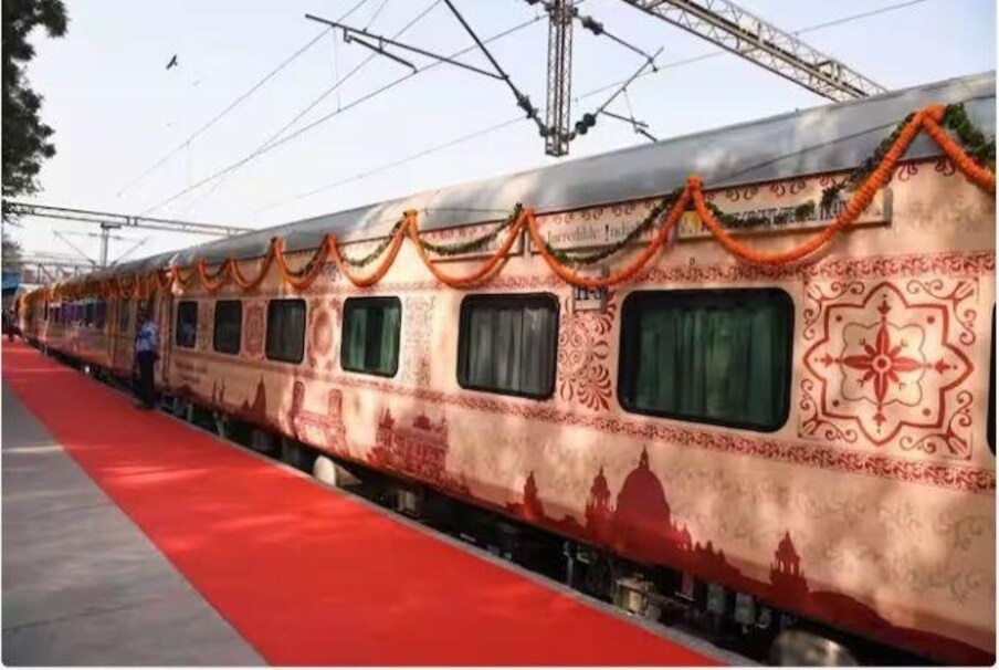 भारतीय रेल्वेनं North East Discovery:” चालवण्याचा निर्णय घेतला आहे. ही ट्रेन 21 मार्च 2023 रोजी दिल्ली सफदरजंग रेल्वे स्थानकावरून सुरू होईल आणि 15 दिवसांत गुवाहाटी, शिवसागर, आसाममधील जोरहाट आणि काझीरंगा, त्रिपुरामधील उनाकोटी, अगरतळा आणि उदयपूर, नागालँडमधील दिमापूर आणि कोहिमा आणि मेघालयातील शिलाँग आणि चेरापुंजी इथून जाणार आहे.