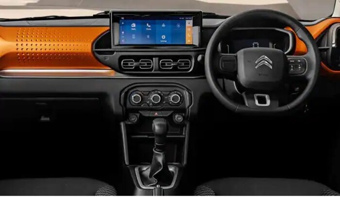 Citroen C3 ही कार गेल्यावर्षी 2022 मध्येच लाँच झाली. SUV सारखी दिसणारी ही हॅचबॅक कार आहे. कारच्या आत एक मोठं केबिन आहे, ज्यामध्ये 5 लोकांसाठी जागा आहे. बाहेरच्या हायलाइट्समध्ये स्प्लिट हेडलॅम्प डिझाइन, सिग्नेचर ड्युअल-स्लॅट क्रोम ग्रिल, फॉग लाइट्स, सिल्व्हर स्किड प्लेट्स, व्हील कव्हर्ससह 15-इंच स्टील व्हील, स्क्वेअर टेललाइट्स आणि मागील-बंपर माउंटेड नंबर प्लेट रिसेस यांचा समावेश आहे.