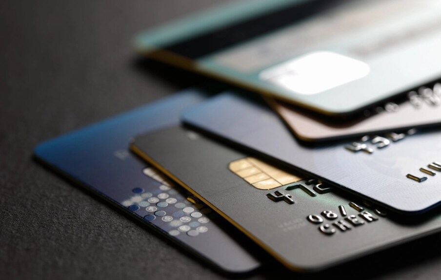 क्रेडिट कार्ड चालू ठेवण्यासाठी काही नियम आणि अटी आहेत. हे नियम मोडले तर तुमचे क्रेडिट कार्ड रद्द केले जाऊ शकतं.  