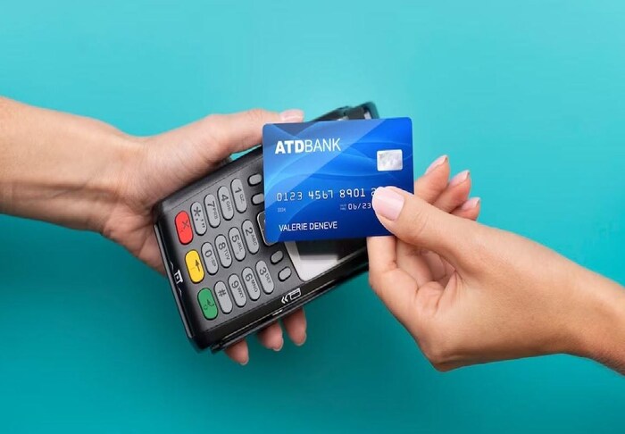  American Express SmartEarn क्रेडिट कार्डवर ग्राहकांना Rs.500 कॅशबॅक मिळते. हा कॅशबॅक रु. 1,000 खर्च केल्यावर मिळतो. यासोबतच, तुम्हाला Paytm wallet, Swiggy, BookMyShow, PVR, Myntra इत्यादींवर रिवॉर्ड पॉइंट्सचा लाभ मिळतो. या कार्डची वार्षिक फी 495 रुपये आहे. 