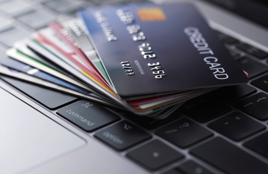  अनेकदा बँका या निवडक क्रेडिट कार्डवर बॅलेन्स ट्रान्सफर सुविधेचा ऑप्शन देतात. याचा अर्थ एका कार्डवरून दुसऱ्या कार्डावर खर्च केलेली रक्कम ट्रान्सफर करण्याची परवानगी देणे. बॅलेन्स ट्रान्सफरसाठी, पैसे एका क्रेडिट कार्डमधून घेतले जातात आणि दुसर्‍या कार्डवर पाठवले जातात. यासाठी इतर कार्डची क्रेडिट मर्यादा खर्च केलेल्या रकमेपेक्षा जास्त असणे आवश्यक आहे. ,[object Object]