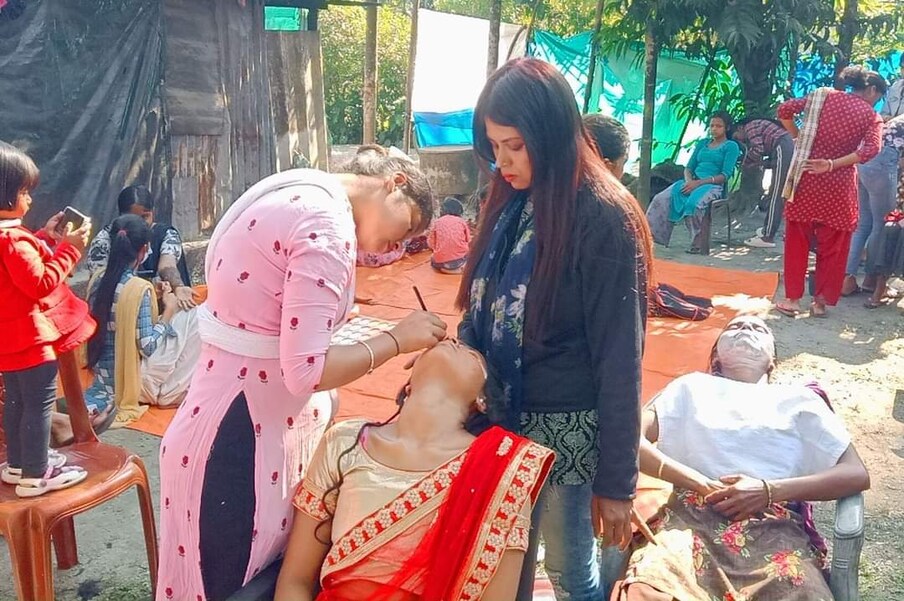 चहाच्या बागांमध्ये काम करणाऱ्या मुलींसाठी काहीतरी करायचे, हे शुक्ला यांचं ध्येय होतं. या मुलींना चहाच्या बागावर महिन्याला 6000 रुपये मिळत होते. पण कुटुंब चालवण्यासाठी हे उत्पन्न पुरसं नव्हतं, त्यामुळे या मुली मानवी तस्करीचे बळी ठरत होत्या.
