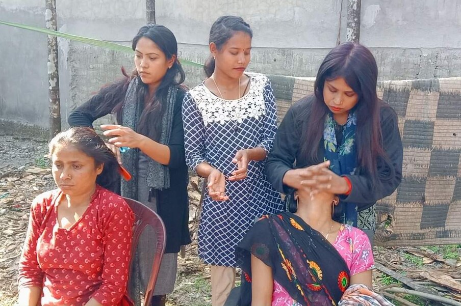 2010 मध्ये या मुलींशी शुक्ला यांनी संपर्क केला, व त्यांना मेकअपचे प्रशिक्षण देण्यास सुरुवात केली. मेकअपपासून आयब्रोपर्यंत सर्वकाही त्या विनामूल्य शिकवू लागल्या. या साठी आवश्यक साहित्यही शुक्ला यांनी स्वतः आणलं. तसेच प्रशिक्षण पूर्ण झाल्यानंतर मुलींना मेकअपसाठी ग्राहक शोधण्यास मदत केली. यामुळे आज सुमारे 5000 मुली स्वतःच्या पायावर उभ्या राहू शकल्या आहेत.