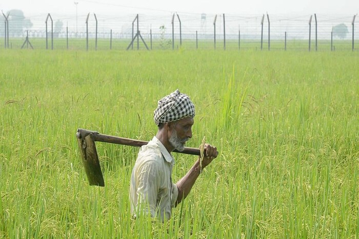  ही यांची महत्त्वाकांक्षी योजना आहे. चार महिन्यांनी 2000 रुपयांची रक्कम जमा केली जाते. आतापर्यंत 13 हप्ते या योजनेचे देण्यात आले आहेत.