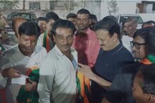 जळगावात महाजनांचा राष्ट्रवादीला धक्का; शेकडो पदाधिकाऱ्यांचा भाजपात प्रवेश जळगावात महाजनांचा राष्ट्रवादीला धक्का; शेकडो पदाधिकाऱ्यांचा भाजपात प्रवेश