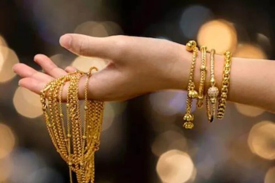गुढीपाडव्याच्या निमित्तानं सोनं खरेदी करण्याची अनेकांची इच्छा असते. पण, त्यासाठी त्यांना खिसा रिकामा करावा लागणार आहे.