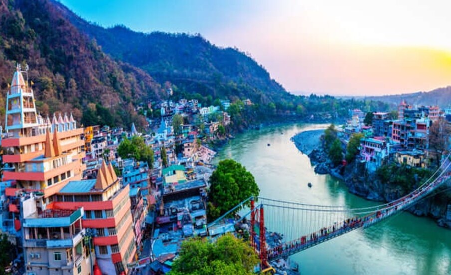 हे टूर पॅकेज 6 दिवसांचे आहे : IRCTC च्या या टूर पॅकेजचे नाव Heavenly Uttarakhand आहे. हे टूर पॅकेज 5 रात्री आणि 6 दिवसांसाठी आहे. या टूर पॅकेजमध्ये प्रवासी फ्लाइट मोडने प्रवास करतील. टूर पॅकेजमध्ये हरिद्वार, मसुरी, ऋषिकेश आणि डेहराडून या ठिकाणांचा समावेश असेल. आयआरसीटीसीच्या या टूर पॅकेजमध्ये प्रवाशांसाठी राहण्याची आणि भोजनाची सुविधा मोफत असेल. प्रवाशांना उत्तराखंडमध्ये प्रवास करण्यासाठी IRCTC कडून बस सुविधा उपलब्ध करून दिली जाईल. यासोबतच प्रवाशांना प्रवास विमाही दिला जाणार आहे.