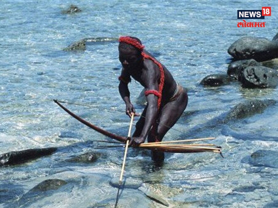 कारण सध्या जारवा जमातीच्या केवळ 380 व्यक्तीच उरल्या आहेत. या जमातीची माणसं आजही शिकार करून उपजिविका करतात. धनुष्यबाणाचा वापर करून मासे किंवा खेकड्यांची शिकार करतात. समूहाने डुकरांची शिकार करतात.