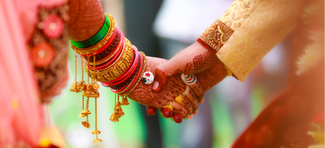 नवी दिल्ली : लग्नसराईचे दिवस सुरू आहेत. त्यात आपल्याकडे म्हणजे भारतात आंतरजातीय विवाह म्हटलं की आधीच भुवया उंचावतात. त्यामुळे घरातून परवानगी मिळणं आणि त्यानंतर समाजात ते स्वीकारलं जाणं जरा जास्त कठीण मानलं जातं. आंतरजातीय विवाहासाठी आता सरकारने पुढाकार घेतला आहे. 