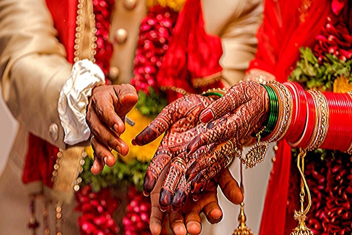 आंतरजातीय विवाह करणाऱ्या जोडप्याला सरकार 10 लाख रुपये देणार असल्याची मोठी घोषणा करण्यात आली आहे. बऱ्याचदा घरच्यांचा सपोर्ट नसतो, समजाता उभं राहाणं अशा लोकांना कठीण होतं. अशा जोडप्यांना आता सरकार मदत करणार आहे. 