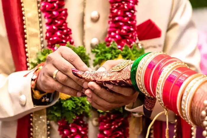 राजस्थान सरकार आंतरजातीय विवाह करणाऱ्यांना प्रोत्साहन म्हणून 10 लाख रुपयांची मदत देत आहे. यापूर्वी ही रक्कम 5 लाख रुपये होती.
