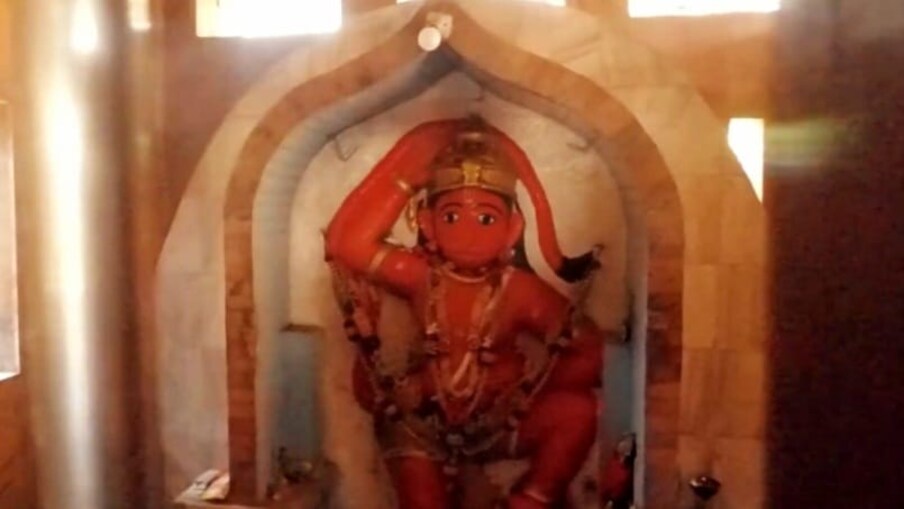  ​मसूरचा मारुती - मसूर या ठिकाणी समर्थांच्या पुढच्या सुंदर मारुतीचे मंदिर आहे. गाभाऱ्यात पाच फूट उंचीची, चुन्यापासून तयार केलेली आणि पूर्वाभिमुख अशी ही सुंदर मारुतीची मूर्ती आहे.