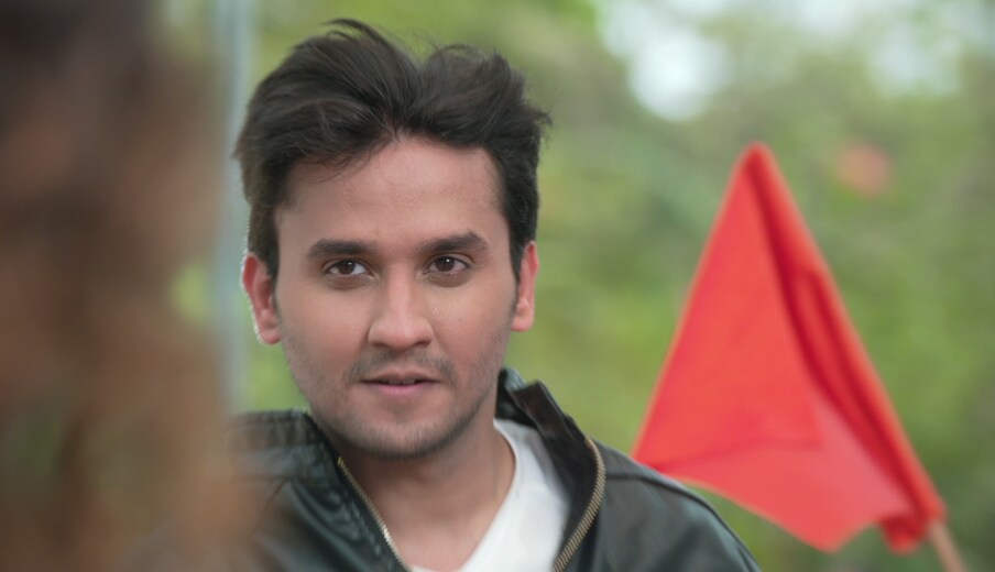 [object Object], रंग माझा वेगळामध्ये लीप आला असून मालिकेचं कथानक १४ वर्षांनी पुढे सरकलं आहे. या १४ वर्षात बऱ्याच घडामोडी घडल्या आहेत.