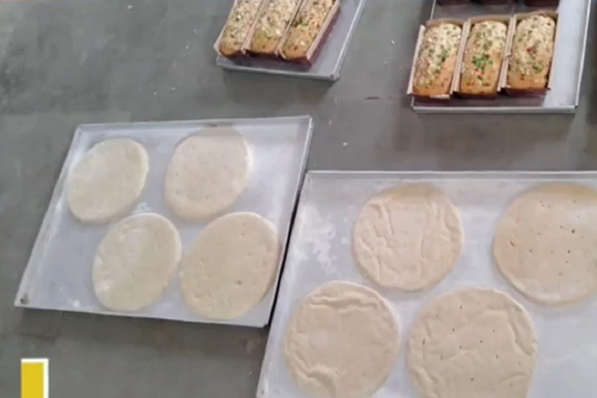 कोटाच्या महिला बनवताय बाजरीचा पिझ्झा