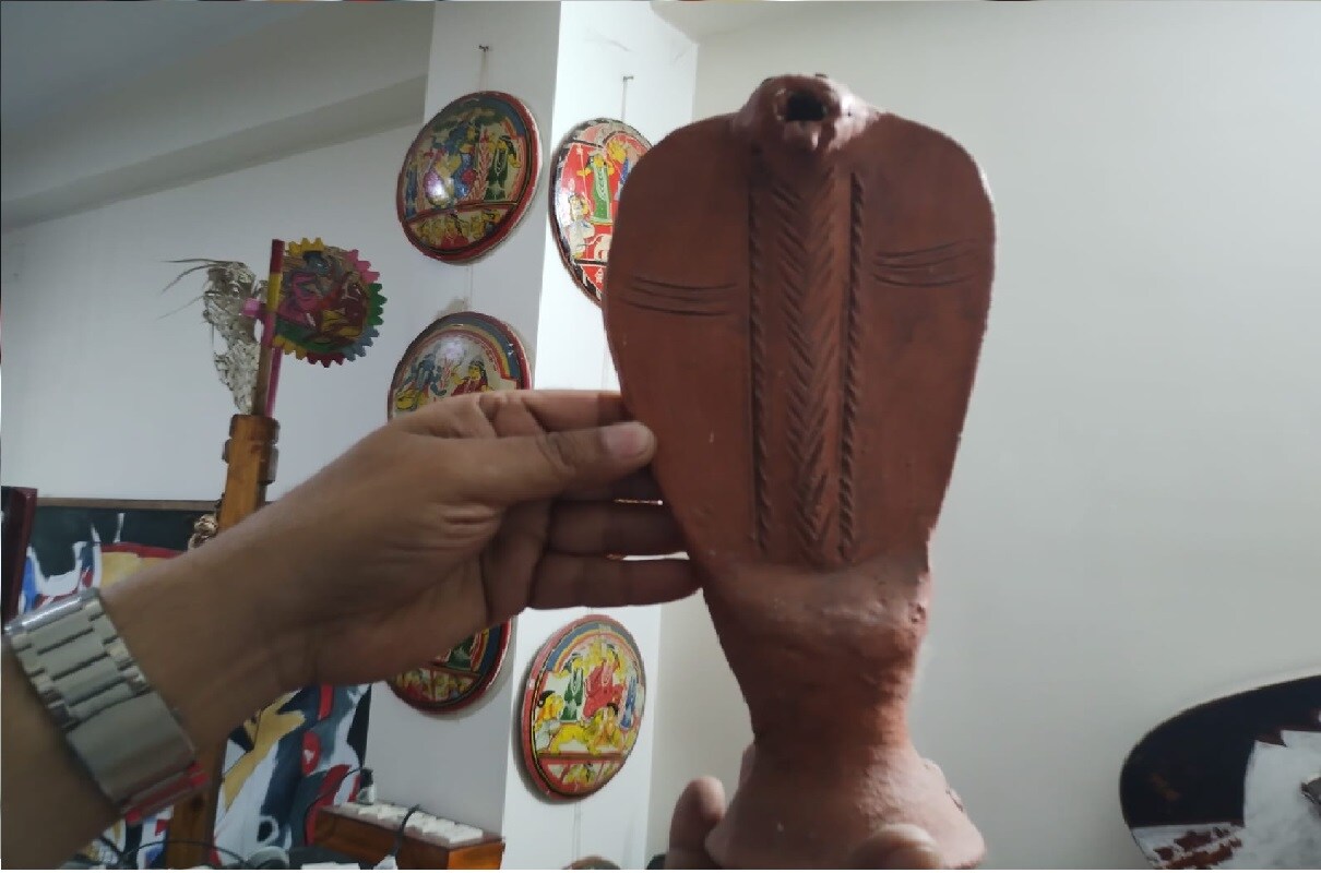 पश्चिम बंगालमधला बांकुरा जिल्हा तिथल्या टेराकोटा अश्वमूर्तींसाठी प्रसिद्ध आहे. सामान्य घोड्यांसारख्याच, पण वेगळ्या शैलीतील व टेराकोटा मातीपासून या मूर्ती तयार केल्या जातात. टेराकोटा मातीच्या इतर वस्तू व खेळणीही या जिल्ह्यात तयार होतात. त्यामागे अनेक वर्षांची परंपरा आहे