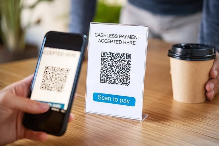  तुम्ही QR कोडद्वारे सर्वाधिक डिजिटल पेमेंट देखील करता का? जर उत्तर हो असेल तर काही गोष्टींची काळजी घेणे अत्यंत आवश्यक आहे. QR कोड वापरून डिजिटल पेमेंट करणार्‍या लोकांची कमी नाही. बहुतेक लोक फक्त QR कोडद्वारेच पैशांचा व्यवहार करणे योग्य मानतात. कारण इथून पैसे ट्रान्सफर करणं सोपं आहे आणि खूप कमी वेळ लागतो.