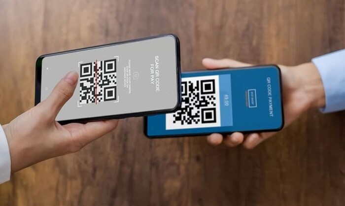  QR कोडचा फूल फॉर्म क्विक रिस्पॉन्स कोड आहे. ते जपानमध्ये प्रथम बनवलेल्या स्क्वेअर बारकोडसारखेच आहे. हे पारंपारिक UPC बारकोड सारखेच आहे जे horizontal lines सारखे आहे. तुम्ही QR कोड वापरून डिजिटल पेमेंट करत असाल, तर लक्षात ठेवा की QR कोड स्कॅन केल्यावर तुम्हाला फक्त तुमच्या पेमेंट अॅपवर नेले जाईल. जर ते तुम्हाला इतरत्र घेऊन जात असेल तर तुम्ही काळजी घेणे आवश्यक आहे. 