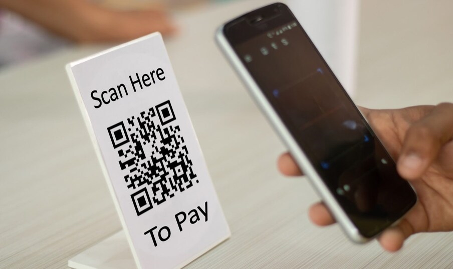 चुकूनही या चुका करू नका : जर कधी QR कोड स्कॅन केल्यानंतर, तुम्हाला एखादे अॅप डाउनलोड करण्यासाठी लिंकवर नेण्यात आले. तर तुम्ही तेथून ताबडतोब बाहेर पडावं. तुम्हाला जे अॅप डाउनलोड करण्यास सांगितले जात आहे त्याचा तुमच्या बँक खात्यात ठेवलेल्या पैशांवर परिणाम होण्याची शक्यता आहे.  बर्‍याच वेळा हॅकर्स तुमच्या ई-मेलमध्ये QR कोड पाठवतात की पेमेंट अयशस्वी झाले असल्यास, ते येथून पूर्ण करा. अशा प्रकारच्या मेलकडे दुर्लक्ष करा. त्यात येणारे QR कोड कधीही स्कॅन करू नका. असे केल्याने तुम्हाला मोठे नुकसान सहन करावे लागू शकते.