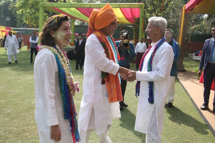 वाणिज्य मंत्रालयाने एका निवेदनात म्हटले आहे की, पुरवठा साखळी मजबूत आणि वैविध्यपूर्ण करण्यावर आणि नवीन उदयोन्मुख क्षेत्रांवर लक्ष केंद्रित करण्याच्या धोरणात्मक दृष्टिकोनासह तीन वर्षांच्या अंतरानंतर चर्चा पुन्हा सुरू करण्याचा प्रस्ताव आहे. 