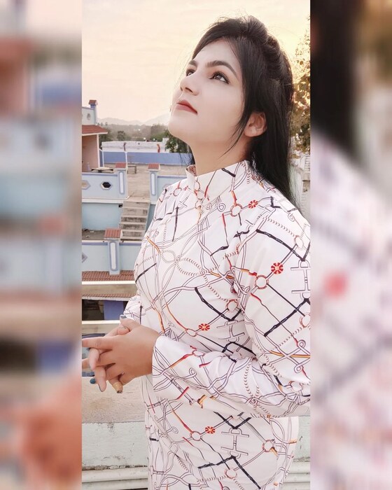  आईच्या खुलास्यानंतर अभिनेत्रीच्या आजूबाजूला राहणाऱ्या लोकांनी देखील मृत्यूआधी अभिनेत्रीचं कुटुंबाबरोबर मोठं भांडण झालं होतं, असं सांगितलं आहे.