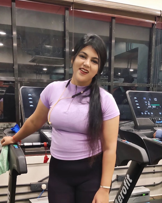 प्रसिद्ध गायिका असलेल्या अभिनेत्रीच्या आईनं सांगितलं, "शनिवारी रात्री रुचिस्मिता आणि माझ्यात आलू पराठ्यांवरून भांडण झालं होतं. मी तिला रात्री 8 वाजता आलू पराठे बनवायला सांगितले होते पण तिनं मी रात्री 10 वाजता बनवेन असं सांगितलं. त्यावरून आमच्यात वाद झाला होता".