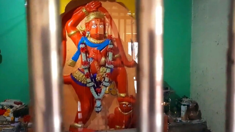 शहापूरचा मारुती - शहापूर गावाच्या फाट्यापासून 1 किलो मीटर अंतरावर पुढच्या मारुतीचे मंदिर आहे. उग्र स्वभावाची मूर्ती असलेला, अंदाजे सात फूट उंचीचा आणि पूर्व दिशेला तोंड असलेल्या या मारुतीला ‘चुन्याचा मारुती’ म्हणूनही ओळखले जाते.